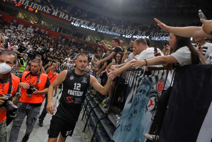 Партизан славеше над европскиот шампион Ефес Пилсен и го испрати капитенот во пензија