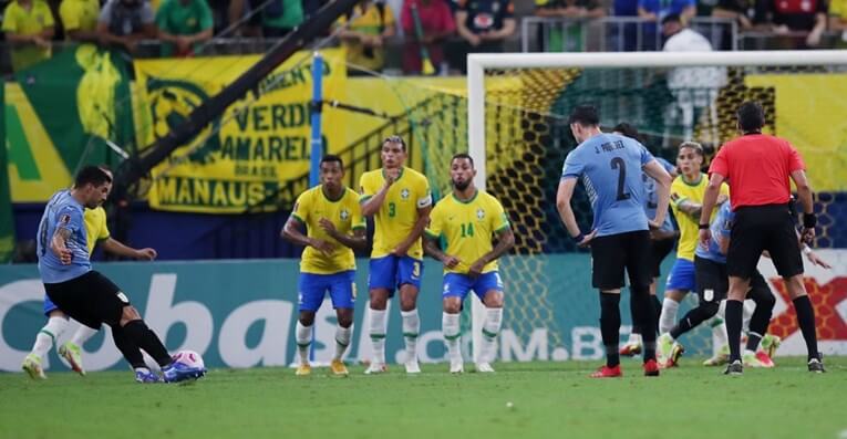Видео: Суарез го имаше потегот на натпреварот Бразил – Уругвај