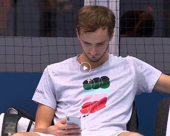 Медведев: Српските тенисери за време на мечот со Шпанија ни праќаа смс пораки за да ги победиме Шпанците