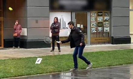 Хит Видео: Врне, а Ѓоковиќ од пред зграда игра тенис со децата во фармерки и јакна