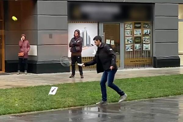 Хит Видео: Врне, а Ѓоковиќ од пред зграда игра тенис со децата во фармерки и јакна