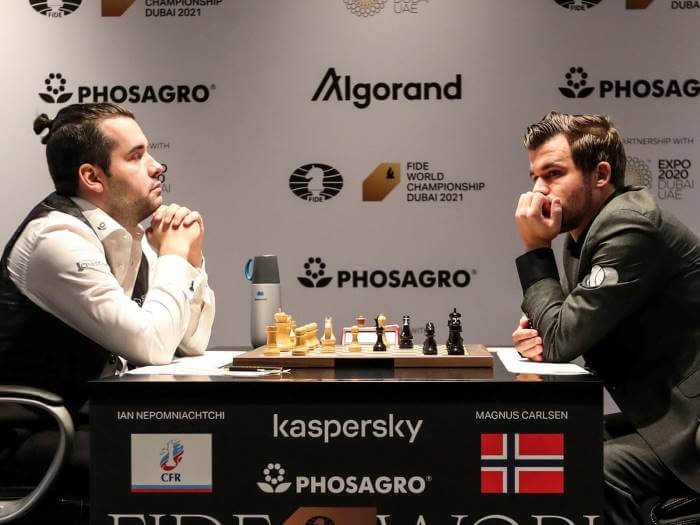 Карлсен го надмудри Непомњашчим и поведе во големото финале