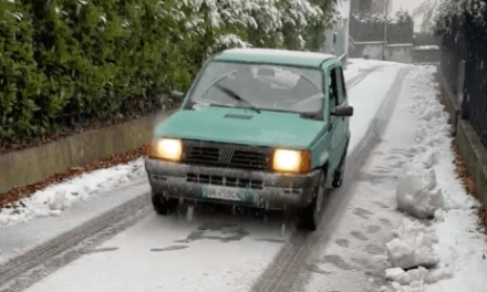 Видео: Видал со својата Фиат Панда 4×4 вози жешка девојка на снежните улици