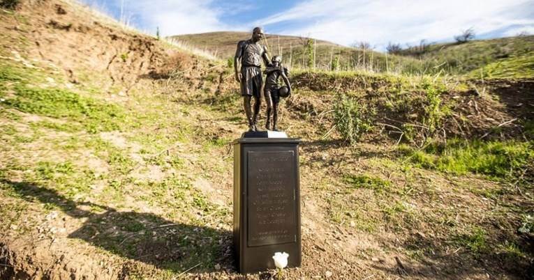 Коби и Џана Брајант добија споменик на местото на трагедијата. Денеска ќе го отстранат