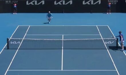 Најлудиот поен на АО, тенисерот ја премина мрежата за да го освои