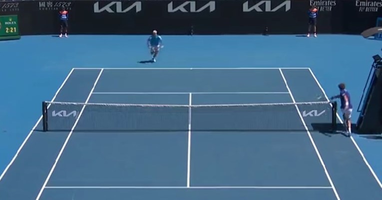 Најлудиот поен на АО, тенисерот ја премина мрежата за да го освои