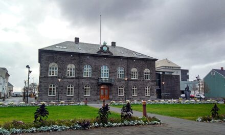 Исланѓаните бараат да се тргне круната на данскиот крал од Парламентот во Рејкјавик