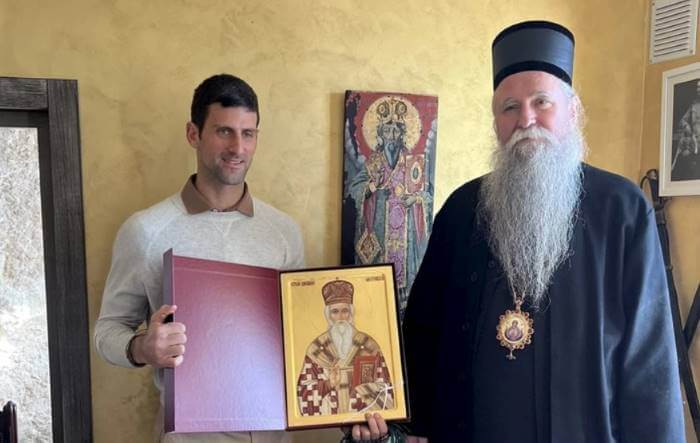 (ФОТО) Ѓоковиќ во манастирот св.Василиј Острошки. Разговара со митрополитот со мезе и ракија