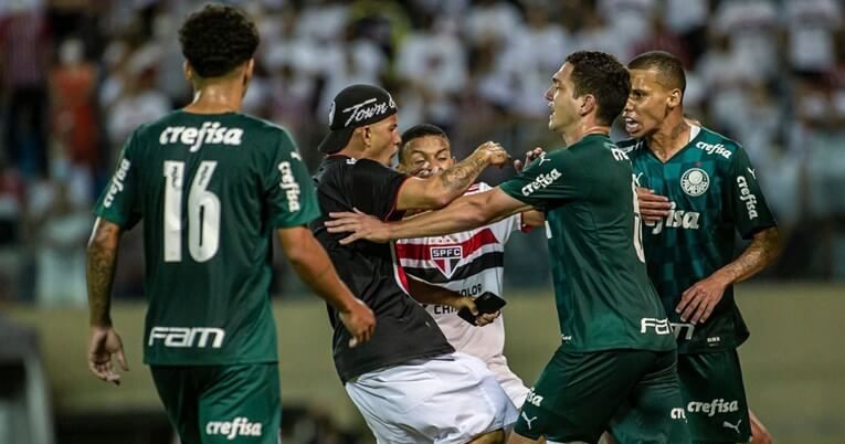 (ВИДЕО) Навивач со нож упадна на теренот во Бразил