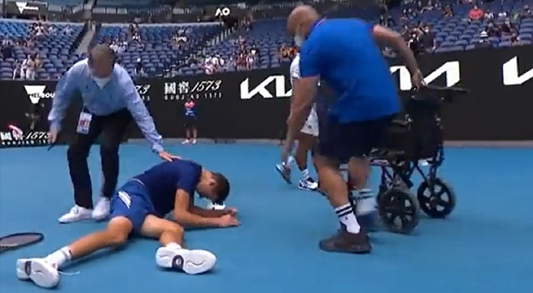 Во финалето на Австралија опен младиот тенисер колабираше по поразот во финалето