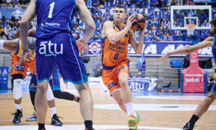 Ненад Димитријевиќ насамари двајца кошаркари на Будуќност и го има најдобриот потег во Еврокупот
