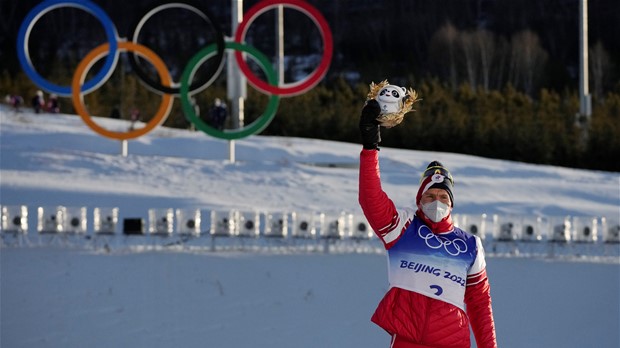 Болшунов го освои златото во скиатлон и покрај раниот пад, Норвежаните потфрлија