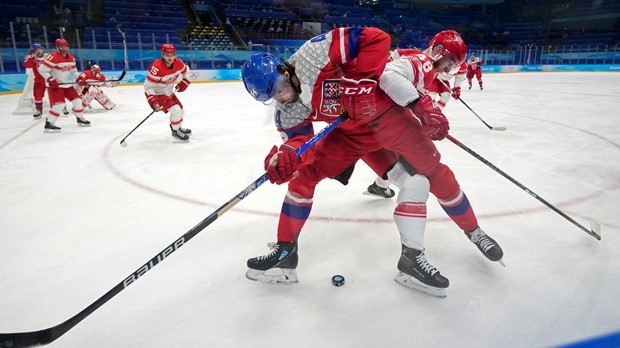 Данците ги изненадија Чесите на стартот на турнирот во хокеј на мраз