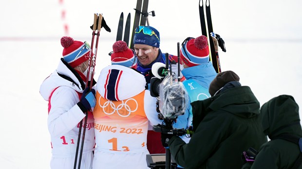 Норвежаните освоија злато во штафетата, Русите ја загубија титулата во последната измена