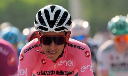 Тешки денови за победникот на Ѓиро ди Италија; удрил во автобус, потребна е уште една операција на ‘рбетот