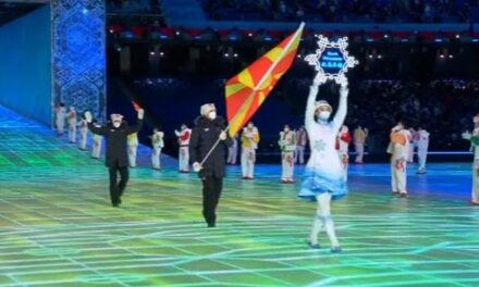 Дардан Дехари со македонското знаме на свеченото отворање на ЗОИ