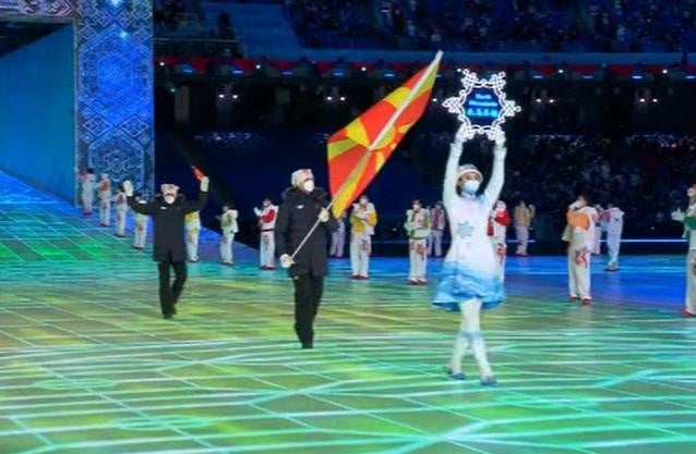 Дардан Дехари со македонското знаме на свеченото отворање на ЗОИ