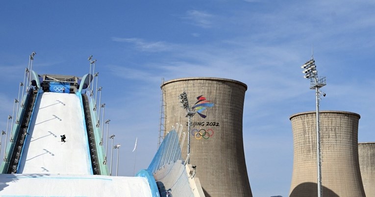 Бизарни фотографии од скокалницата во Пекинг го обиколија светот: Ова изгледа како видео игра