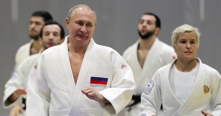 Путин е суспендиран од функцијата почесен претседател…