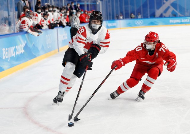 Хокеарките на Канада и Русија одиграа натпревар со маски