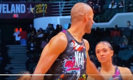 Интересна ситуација на НБА Ол-стар викендот: Не примети дека девојката е зад него па ја испофаќа за градите