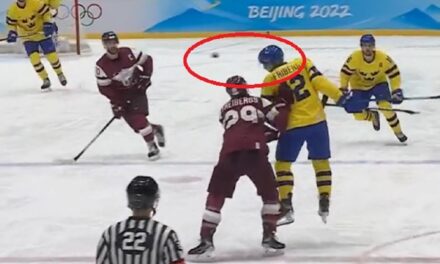 Фудбал или хокеј? Шведскиот хокеар ги воодушеви коментаторите со неверојатен потег