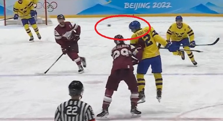 Фудбал или хокеј? Шведскиот хокеар ги воодушеви коментаторите со неверојатен потег