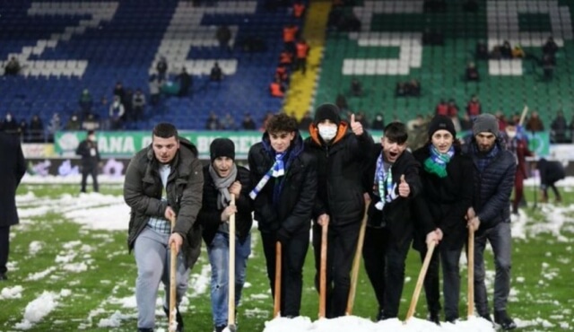 (ВИДЕО) Во Турција навивачите се симнаа на теренот и го чистеа снегот само за да има фудбал