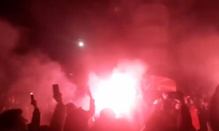 Горeше плоштадот во Скопје: „Излези момче“ ечи од илјадници грла (ВИДЕО)
