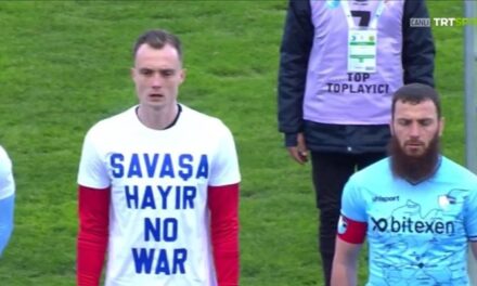 Фудбалер одби да облече маица „стоп на војната“. Еве како тој го објасни тоа
