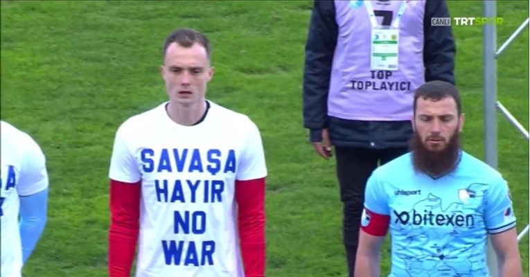 Фудбалер одби да облече маица „стоп на војната“. Еве како тој го објасни тоа