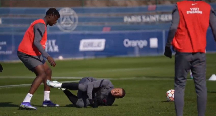 Погледнете како Мбапе заработи повреда на тренинг