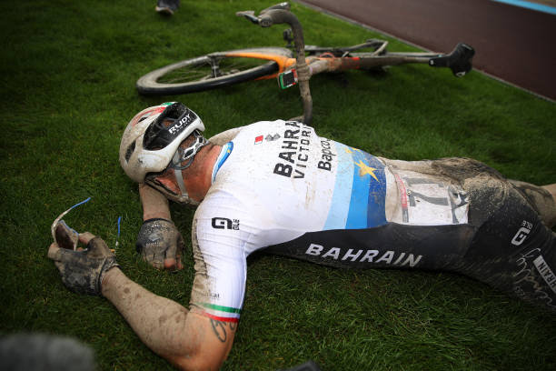 Страшно: Европски првак во велосипедизам колабирал на целта