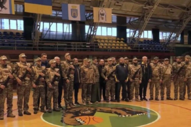 ФОТО: Украински фудбалски клуб облече униформи и замина на фронт