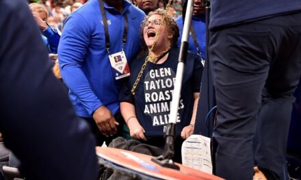 (ВИДЕО) Жена се врза за кош на натпревар во НБА за да протестира против фарма за кокошки