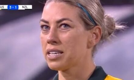(ВИДЕО) Смешна реакција на фудбалерката на Сити кога виде дека и е скршен носот