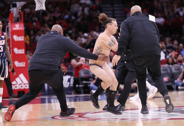Циркус во НБА: Навивач влетал на терен скроз гол (ВИДЕО)