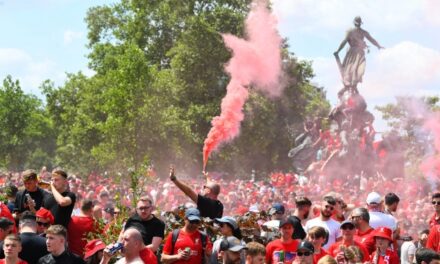 (ВИДЕО) Париз во црвено, окупиран од Англичани, одекнуваат песни за Ливерпул