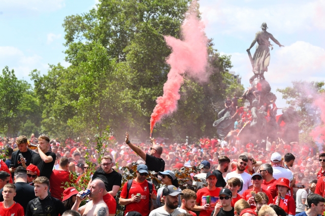 (ВИДЕО) Париз во црвено, окупиран од Англичани, одекнуваат песни за Ливерпул