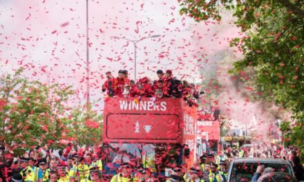 (ВИДЕО) Ливерпул остана без титули во ЛШ и во Англија, но цел град излезе на парада