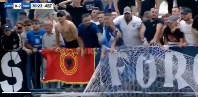 (ВИДЕО) Хаос на Косово: Навивачи го откорнаа голот после досуден пенал
