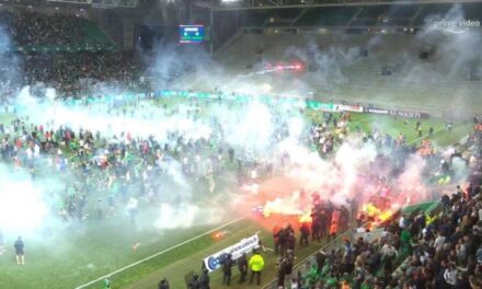 (ВИДЕО) Сент Етјен испадна од Лига 1-гневни навивачи со факели ги нападнаа играчите