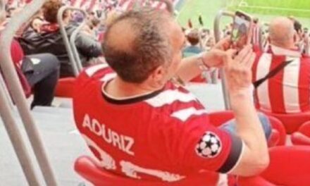 Навивачка на Билбао ги покажа градите на друг навивач. Фотографијата е вирална