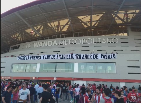 Фудбалерите на Реал Мадрид беа пречекани со скандалозен транспарент на „Ванда Метрополитано“