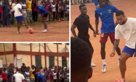 (ВИДЕО) Депај и Промес заиграа фудбал на земјен терен во Гана