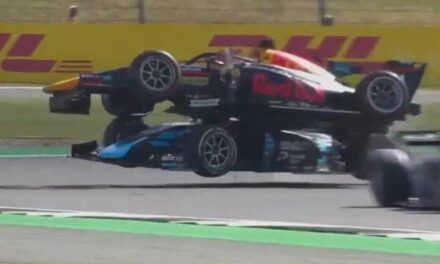 (ВИДЕО)Избегната трагедија во Формула 2: Автомобил падна врз главата на возачот, еден детаљ му го спаси животот