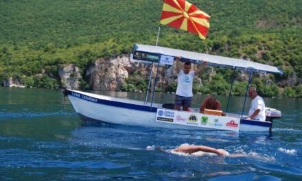Чудото од дете, маратонецот Марко Пејчиноски по седми пат го преплива Охридско езеро