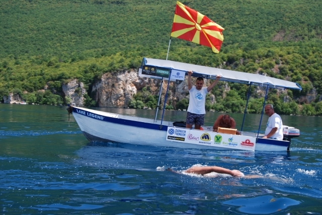 Херојски предизвик за Марко Пејчиноски-го плива 10-тиот маратон од 64 км. на Охридско езеро