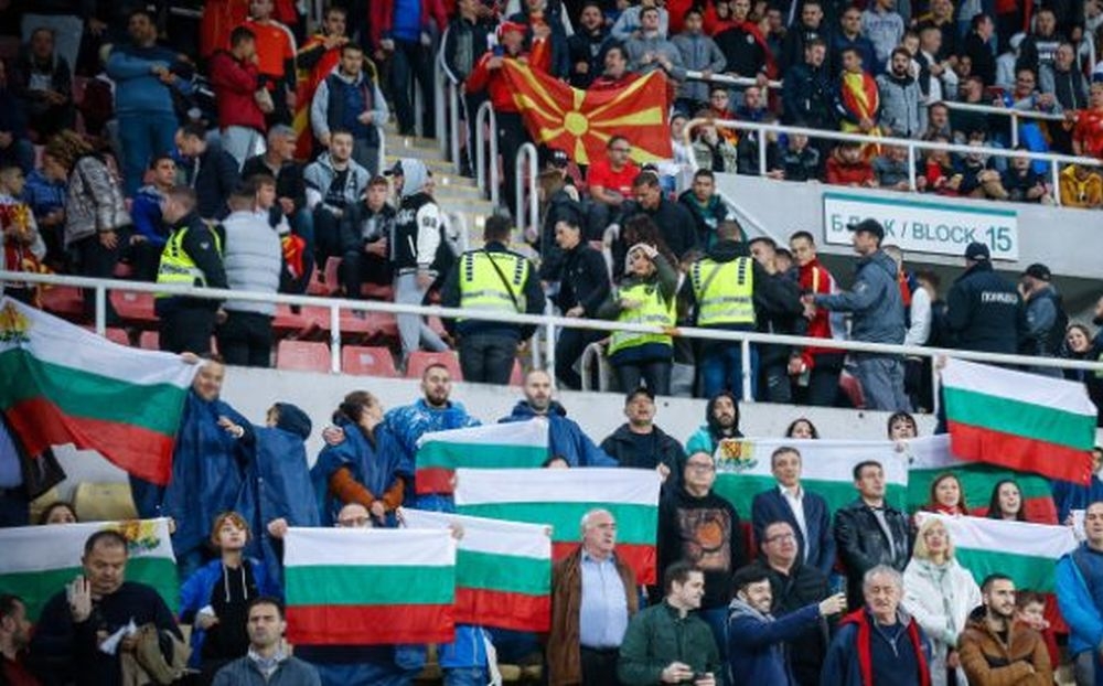 (ВИДЕО) Бугарски навивачи запалиле знаме на СФРЈ во Скопје- и истакнале бугарско