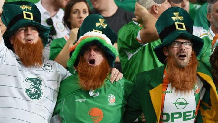 Скандалозно: Ирски навивачи еуфорично се радуваа на смртта на Кралицата (ВИДЕО)